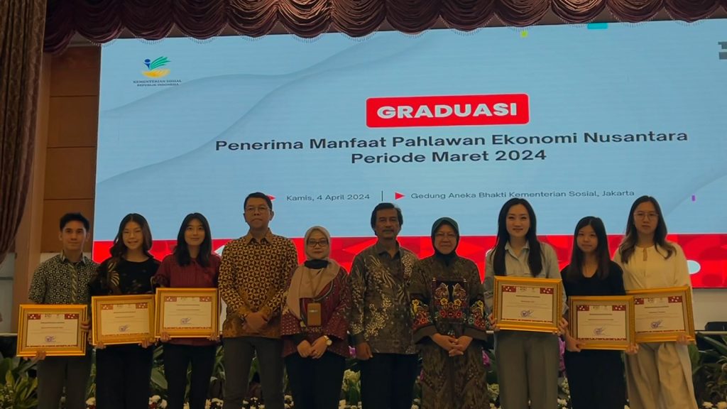 Photo of VCD UPH Students at the Pahlawan Ekonomi Nusantara Graduation